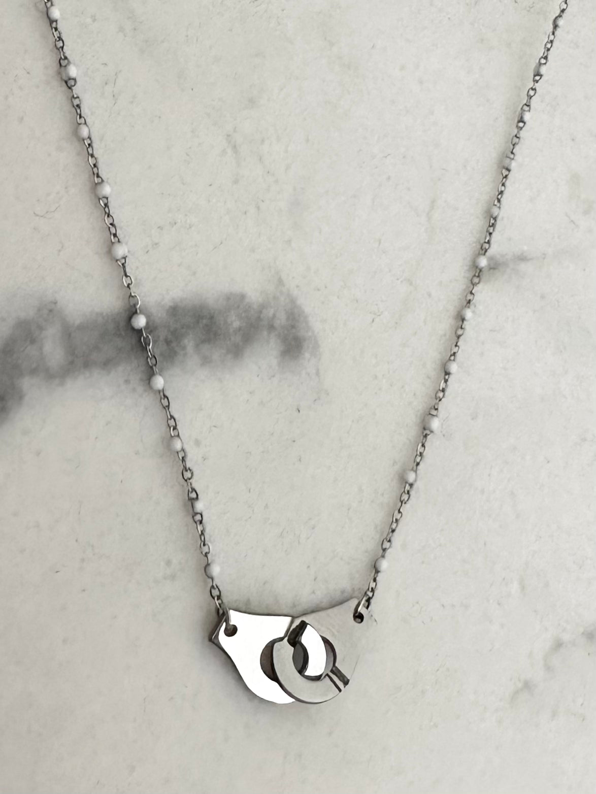Collier Menottes blanc et argenté
